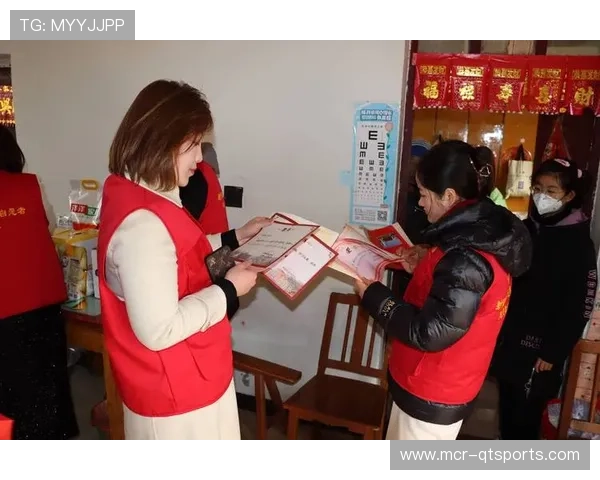 场边志愿者矿泉水瓶敲击助威,独特节奏点燃赛场气氛